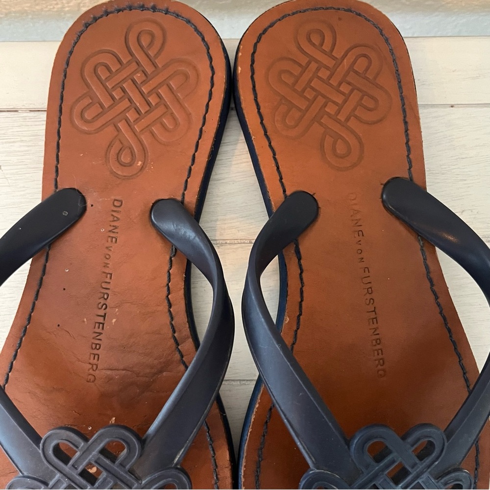 Diane von Furstenberg Women's Love Knot Flip-Flops Sandals Thongs - Picture 3 of 8